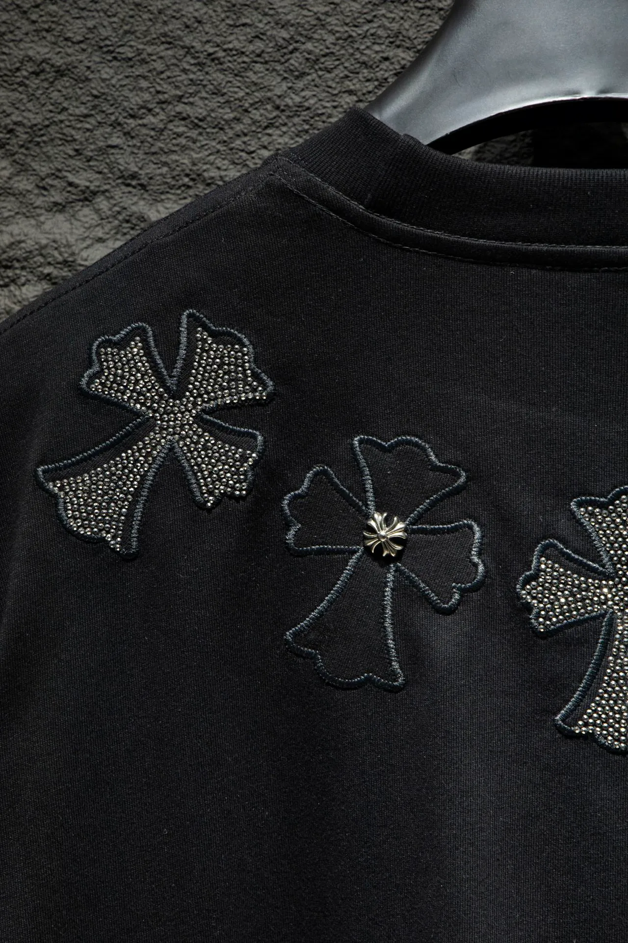 P180 🆕Chrome Hearts os version is really charming and Chrome Hearts is really a must-have. Each season's new version is made to the extreme. It is very practical and can be worn casually. Nice✔️ - ⚠️100% cotton. It is made of 32-count double yarn, 260-gram weight fabric and imported knitted carded cotton. It has moderate thickness, drape and contour, and the upper body is comfortable! ! It is very tolerant to fat body types and can instantly lose five pounds after wearing it!  Specially ordered multiple Austrian rhinestones, which have the bling bling effect of natural crystals under light. They have multi-faceted reflective points. The production cost is extremely high. The laser molding includes a computer engraving machine and a laser machine. The granules are accurate, and are finalized by high-temperature ironing. After ironing, you need to repeatedly test the firmness on the ironing pattern. It can show colorful reflections under the light. The collar webbing extends to the shoulder for reinforcement, and the stitching is reversed at the connection. The hem and cuffs are all made of 0.2mm gauge double-thread lathe. It is carefully produced at a high cost. The attitude of making goods with a magnifying glass restores the quality and effect of the product. The full set of customized accessories only presents every detail to customers. The letters are machine embroidered with imported materials after being adjusted according to the original details. The thickness is moderate. The hardware uses imported hardware accessories. Front panel # Back panel Simple elements # Artistically arranged English letters. Imported Tajima high-density heavy-duty embroidery technology. The font is three-dimensional and full. Handmade elements are added to the body, which greatly increases the interest of the clothing; unique visual effects. After special treatment, a unique effect is formed. An irregular hem is added to the version. This year's Kroxin is the main version. In the past two years, the oversize version has become the focus of the trend and has been a popular staple in the past two years. The change of designers has made this brand an instant hit. The progressive fashion of the times also needs the blood impact of fresh elements and trendy designs in order to continue its glory! It’s stylish both inside and outside, a must-have for high street travel! An absolute "eye-catching style" that can match couples 💏 Color: Black White Size: S M L XL